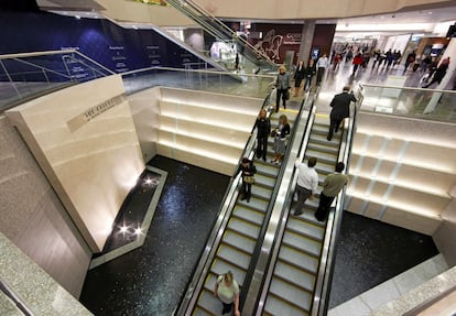 Dos escaleras mecánicas y una fuente de agua en cascada brindan una conexión visual con el patio de comidas ampliado de 625 asientos.