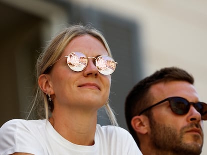 Dos turistas lucen gafas de sol frente a la romana Fontana di Trevi.