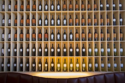 Estanter&iacute;a con botellas de vino en el hotel Marqu&eacute;s de Riscal, en Elciego, en la Rioja-Alavesa. 