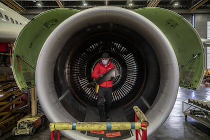 Un operario recoge el álabe de una turbina del Airbus 330 para ser inspeccionada al detalle.