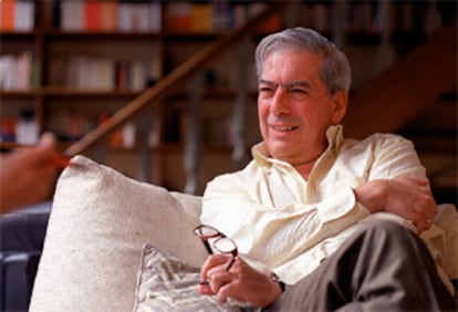 El escritor Mario Vargas LLosa, fotografiado en su casa de París.