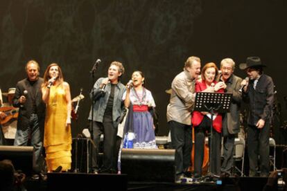 Joan Manuel Serrat, Ana Belén, Miguel Ríos, Astrid Haddad, Víctor Manuel, Nuria Espert, José Sacristán y Sabina, de izquierda a derecha durante el homenaje.