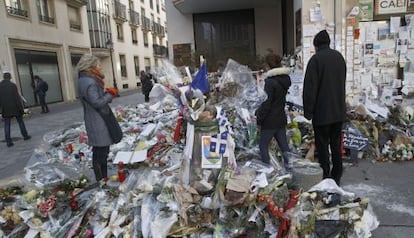 Flors a la seu del setmanari 'Charlie Hebdo', a París, el 7 de febrer.