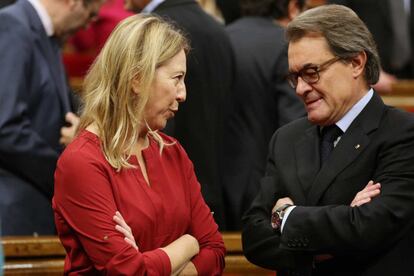 Neus Munté, vicepresidenta de la Generalitat en funciones junto a Artur Mas, durante el pleno en el Parlament catalán.