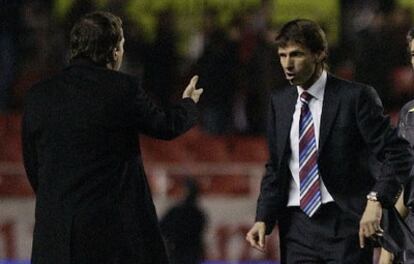 El Cuco Ziganda discute con el delegado del Sevilla Cristobal Soria