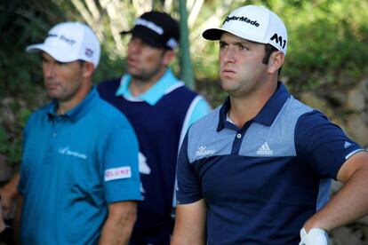 Rahm, a la derecha, resopla tras enviar su bola a los alcornoques del hoyo 18. A su lado, su compañero de partido, Padraig Harrington.