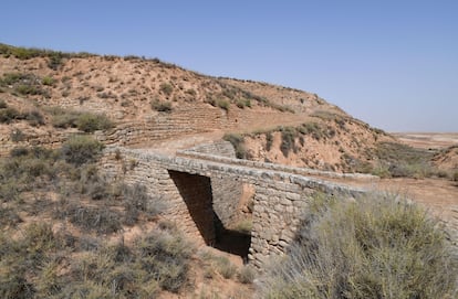 El puente que da acceso al yacimiento íbero Cabezo de Alcalá.