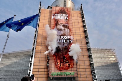 Activistas de la organización ecologista Greenpeace desplegaron en septiembre una gran pancarta en el edificio de la Comisión Europea en Bruselas.