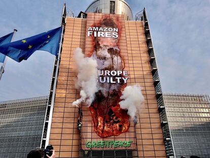 Activistas de la organización ecologista Greenpeace desplegaron en septiembre una gran pancarta en el edificio de la Comisión Europea en Bruselas.