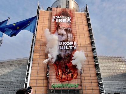 Ação feita neste mês pelo Greenpeace na sede da Comissão Europeia para criticar o acordo comercial entre a UE e o Mercosul. No cartaz: "Fogo na Amazônia, Europa culpada".