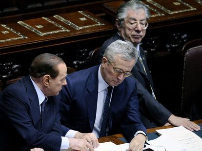 Berlusconi, junto al ministro Tremonti (centro) y Umberto Bossi, ayer en el Parlamento.