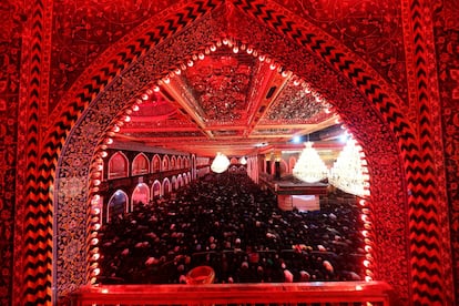 Peregrinos chitas rezan en el santuario Imam al-Abbas durante la conmemoracin del Arbaeen en Kerbala (Iraq).