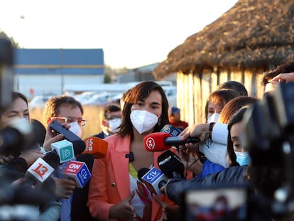 La ministra de Interior de Chile, Izkia Siches, habla con la prensa en Ercilla, región de la Araucanía, donde desconocidos dispararon al aire al paso de su comitiva.