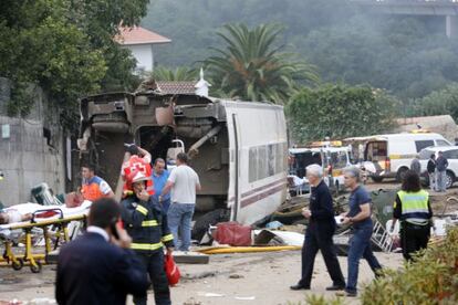 Personal de Emergencias y Cruz Roja atiende a los heridos en Angrois.