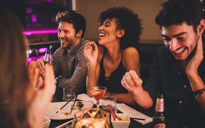 En ciudades como Madrid y Barcelona han empezado a popularizarse las veladas de The First Round. “Olvídate de las conversaciones incómodas: aquí solo encontrarás buen ambiente, charlas interesantes y un grupo que se adapta a ti”, se anuncia en la página web.