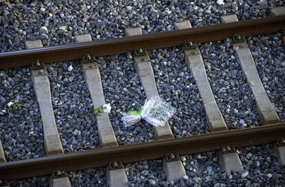 Flores lanzadas por un familiar de las víctimas del accidente de tren de Santiago de Compostela, en Angrois durante los actos homenajes por el primer aniversario. 24 de julio de 2014.