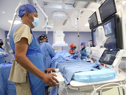 Un médico de alta especialidad revisa unos estudios de diagnóstico en un hospital de Ciudad de México, en abril de 2024.