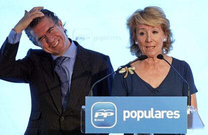 Francisco Granados y Esperanza Aguirre durante la reunión del Comité de Dirección de su partido en Madrid. 9 de octubre de 2009.