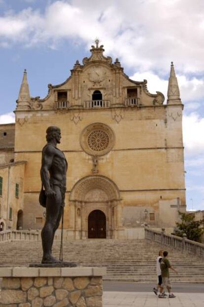 Andreu Gomila descriu Felanitx, a Mallorca, un “poble beix, sense àncores, de poetes morts”.
