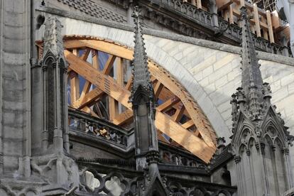 Principalmente hay que reconstruir el techo de madera del monumento histórico, el segundo más visitado de Europa, y su emblemática aguja de casi un centenar de metros de altura.