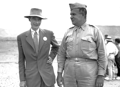 El general John Leslie R. Groves y Robert Oppenheimer inspeccionan el sitio del primer test de la bomba atómica en 1945. 