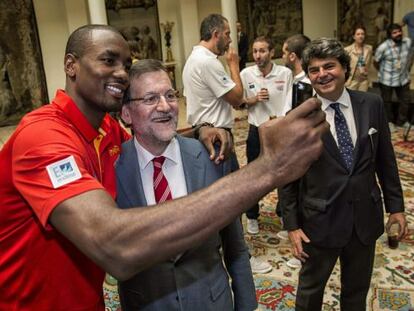 Ibaka se fotografía con Mariano Rajoy.