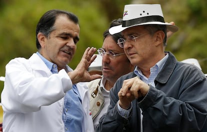 Oscar Iván Zuluaga (izquierda) y el expresidente Álvaro Uribe (derecha) en un evento de campaña en Bogotá en 2014.