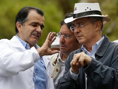 Oscar Iván Zuluaga (izquierda) y el expresidente Álvaro Uribe (derecha) en un evento de campaña en Bogotá en 2014.