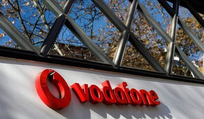 El logo de Vodafone en una sede. 