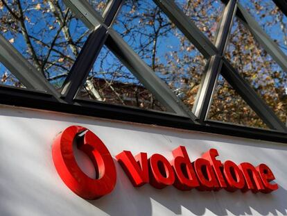 El logo de Vodafone en una sede. 