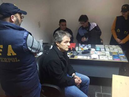 El empresario Carlos Ahumada tras su detención en 2019 en el aeropuerto de Buenos Aires.