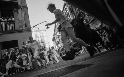 14 de julio de 1997. Un corredor en la curva de mercaderes con toros de la ganadería del Pilar.