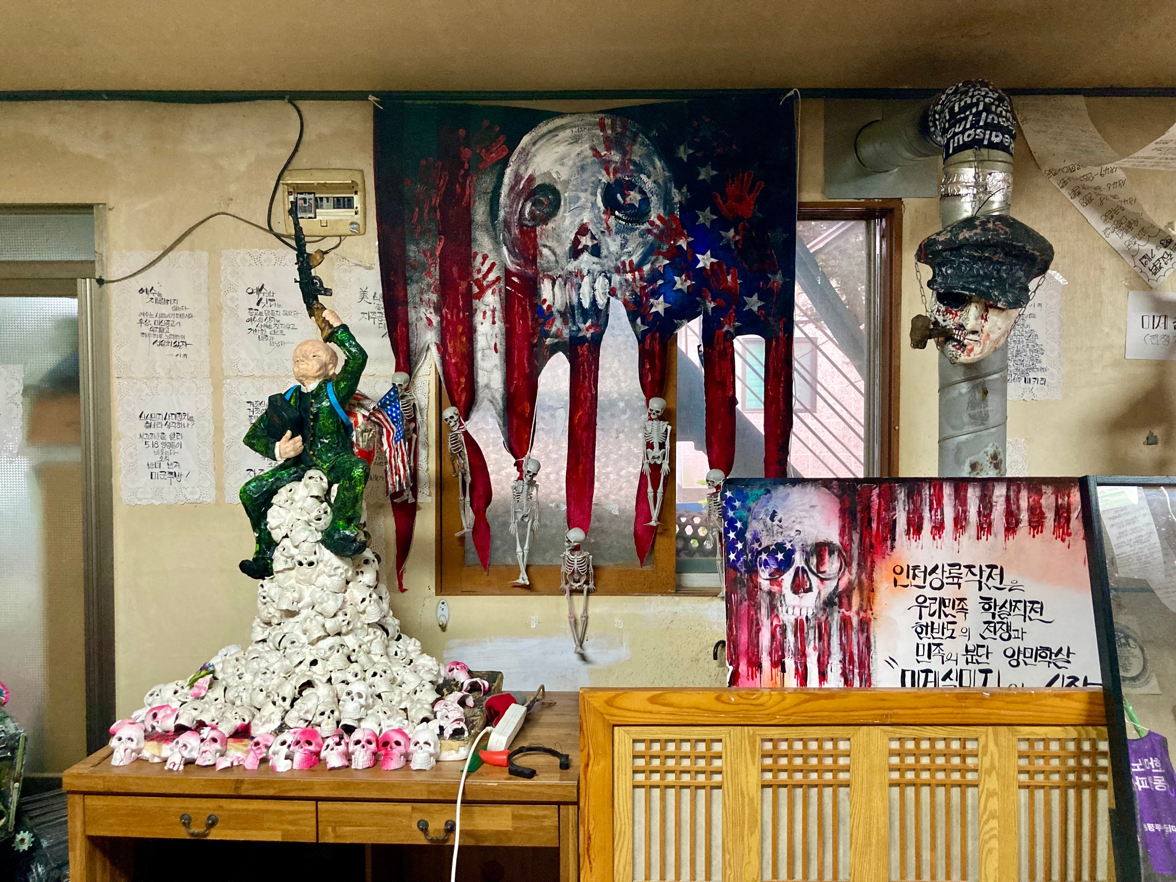 Algunas de las obras antiestadounidenses realizadas por la hija adoptiva de Ahn Hak-seop.