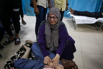 Una mujer lamenta la muerte de un ser querido en un ataque israelí en el hospital de Al Aqsa, en Deir el balah, en el centro de Gaza.