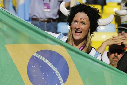 Torcedora alemã exibe a bandeira brasileira e veste a camisa da Argentina.