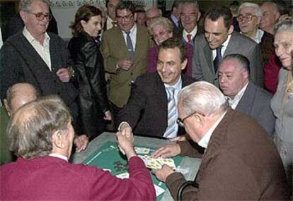 José Luis Rodríguez Zapatero juega a las cartas en un centro de la tercera edad del barrio madrileño de Carabanchel.