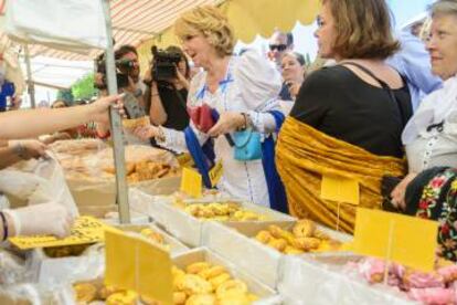 Esperanza Aguirre comprando unas rosquillas el año pasado. ¿Regatearía a la tendera?