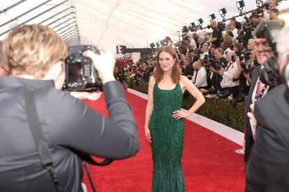 Julianne Moore, en la alfombra roja ante decenas de fot&oacute;grafos en los &uacute;ltimos premios de la SAG.