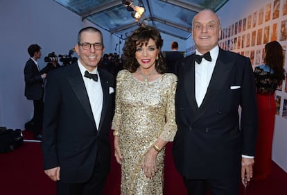 Jonathan Newhouse,  Joan Collins y Nicholas Coleridge, en el centenario de 'Vogue'. 