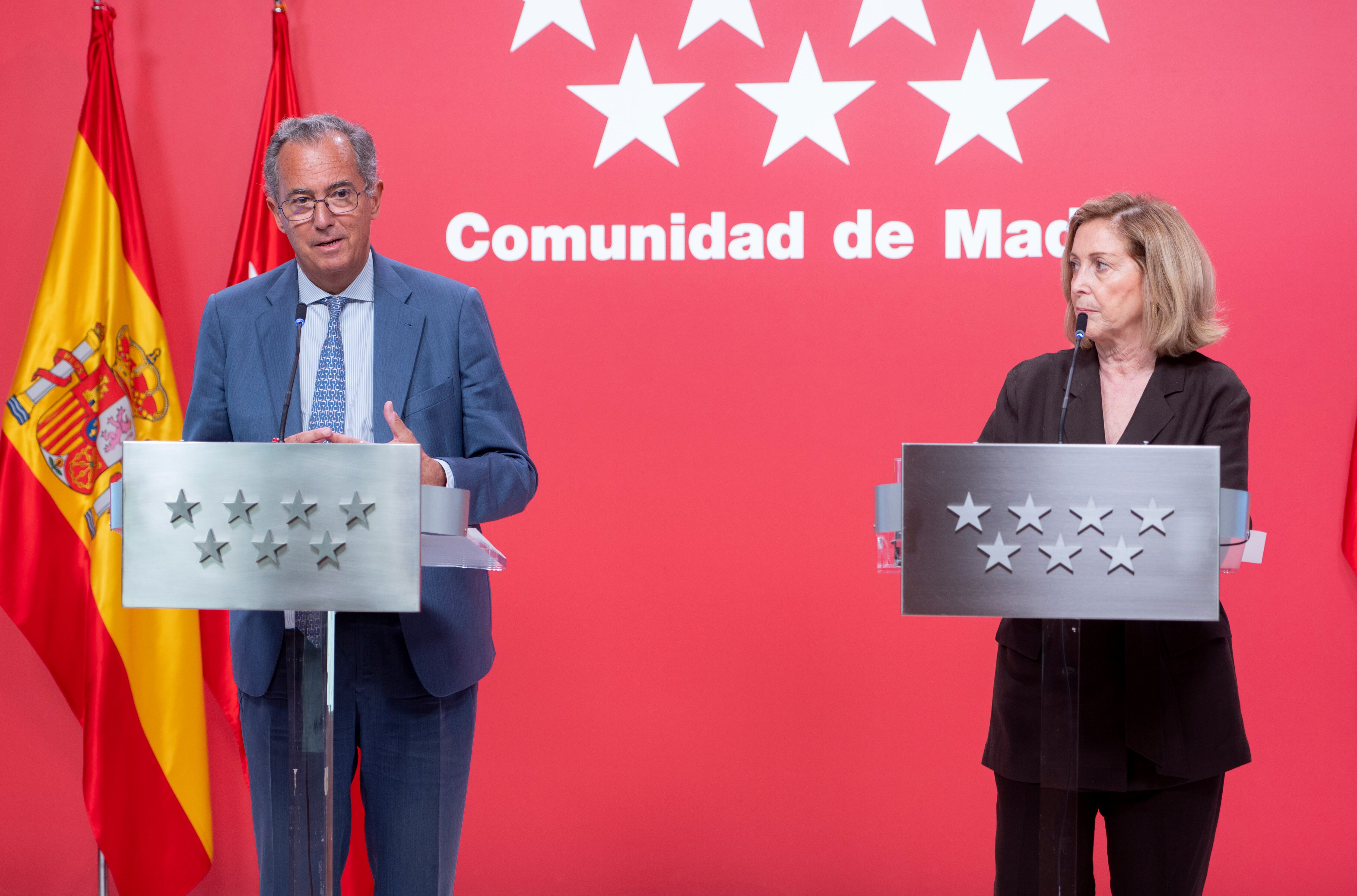 El vicepresidente de la Comunidad de Madrid, Enrique Ossorio, y la consejera de Familia, Juventud y Política Social de la Comunidad de Madrid, Concepción Dancausa.