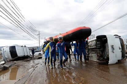 El equipo de rescate transporta un bote por una zona inundada en el río Chikuma (Japón), el 13 de octubre de 2019.