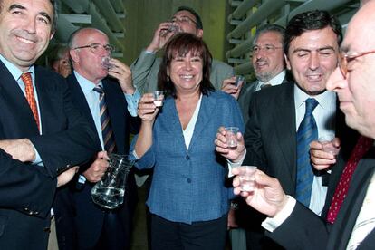 Cristina Narbona, con el alcalde de San Pedro del Pinatar, Pedro José Pérez (tras la ministra); el consejero murciano de Agricultura, Antonio Cerdá (a su derecha), y el delegado del Gobierno en la mancomunidad, Antonio León (a su izquierda).