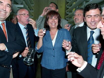 Cristina Narbona, con el alcalde de San Pedro del Pinatar, Pedro José Pérez (tras la ministra); el consejero murciano de Agricultura, Antonio Cerdá (a su derecha), y el delegado del Gobierno en la mancomunidad, Antonio León (a su izquierda).