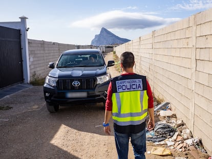 La policía ha desarrollado una investigación por blanqueo para averiguar qué se esconde tras las altas e ilegales tapias de El Zabal, en La Línea.