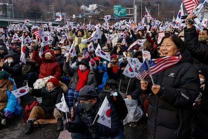 Manifestantes a favor del presidente de Coirea del Sur cesado, Yoon Suk-yeol, asisten a una concentracin en apoyo del lder destituido presidente cerca de su residencia oficial, en Sel, este lunes.