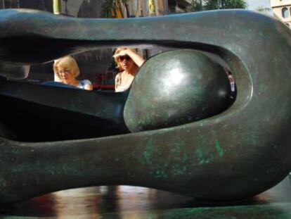 Formas conectadas reclinadas (1969), de Henry Moore, en la plaza de la Candelaria de Santa Cruz de Tenerife.