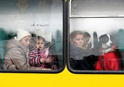 Cientos de personas intentan abandonar Ucrania en tren y autobús desde la Estación Central de Lviv, este domingo. El secretario general de Naciones Unidas, António Guterres, ha calificado este domingo de "absolutamente esencial" establecer una "pausa de los combates" para permitir la evacuación de civiles en las ciudades ucranianas asediadas por el ejército ruso y el establecimiento de corredores humanitarios.