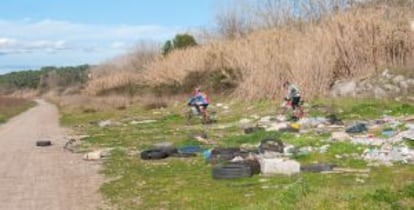 Vertedero ilegal en la ribera del Besòs a la altura de Montcada i Reixac.