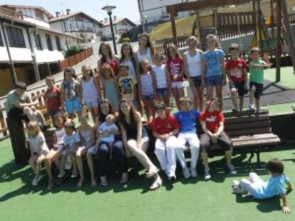 Un grupo de niños de siete meses a 15 años posa en la zona de juegos infantiles de Murueta.