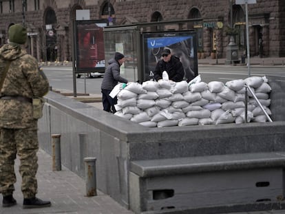 Civiles levantan una barricada con sacos terreros en la plaza del Maidán, en el centro de Kiev.